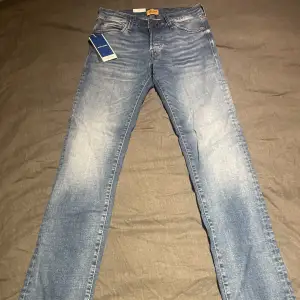 Oanvända jeans från Jack&Jones storlek w30 l32. Säljer för att de va för små. Köpt för 800kr