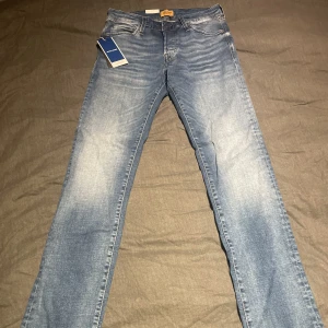 Jeans kille  - Oanvända jeans från Jack&Jones storlek w30 l32. Säljer för att de va för små. Köpt för 800kr
