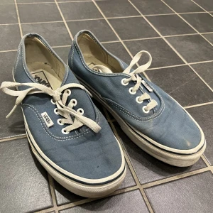 Vans  - Välanvända och därför lite slitna och solblekta. 