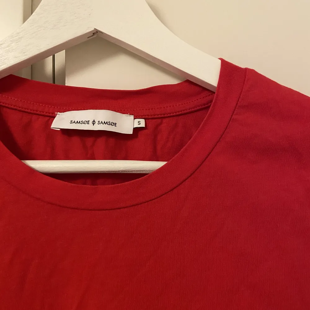 Röd t-shirt med hög ringning från SamsoeSamsoe. Storlek S. Sällan använd, köpt i Köpenhamn. . T-shirts.