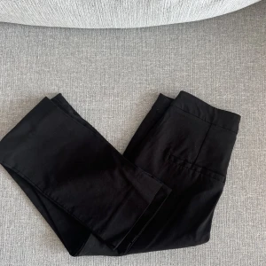 Kostymbyxor från mango - Ett par kostym byxor från mango. De är slim.  Storlek 32.