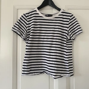 Zara t-shirt - Säljer den här t-shirten från Zara