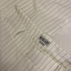 Madlady Kostymbyxor 34 Short - Säljer dessa fina kostymbyxor från madlady då dom tyvärr är förstora för mig. Köpte för 649 o säljer för 230kr. Byxorna är endast testade och aldrig använda. Hör gärna av er för frågor osv🤍