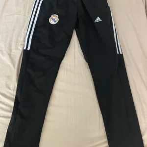 Tränings byxor - Hej, säljer ett par Real Madrid träningsbyxor i väldigt bra kvalitet. Väldigt bra material och de är knappt använda. Storelk L. Hör av er! 