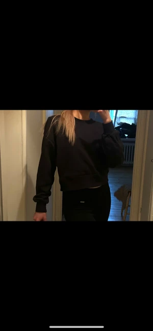 Sweatshirt Lululemon  - Storlek M. Använt skick. Allt i allo-tröja, gym, promenad, vardags. Osv. Bra kvalité. Köpt för 1100kr