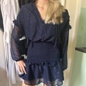 Kort klänning - Säljer en jättefin festlig klänning. Den har små glitter detaljer och är i storlek XS