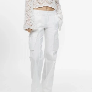 Vita cargobyxor - Super fina sitter jätte bra men de passar inte mig längre de ser helt nya ut.