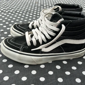 Vans  - Använda sparsamt då de tyvärr är lite för smala för mig. Inte nya men fint skick. Stl 6,0 US motsvarar ca 37 