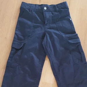 Tyg byxor - Helt ny. Svart. Tyg. Storlek 140.