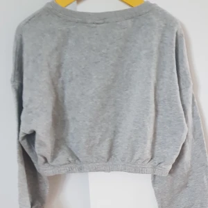 Tröja - Grå tröja. Passar barn 10 år. Den är ganska ny.