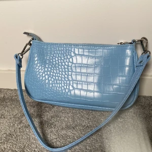 Blå axelväska  - Fin blå axelväska från Gina tricot säljer då den inte kommer till användning 