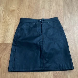 Kjol - Svart skinnkjol. Vid snabb affär kan pris diskuteras 😁😁