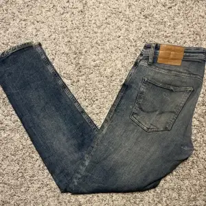 Snygga jeans, bra kvalite, knappt använda och väldigt trendiga. Stilrena Levis 512 jeans i färgen ljus blå, mörkblå, svart/gråa skick 9,5/10 (betalnings metod Swish) 
