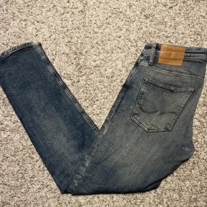 Snygga 3 pack byxor - Snygga jeans, bra kvalite, knappt använda och väldigt trendiga. Stilrena Levis 512 jeans i färgen ljus blå, mörkblå, svart/gråa skick 9,5/10 (betalnings metod Swish) 
