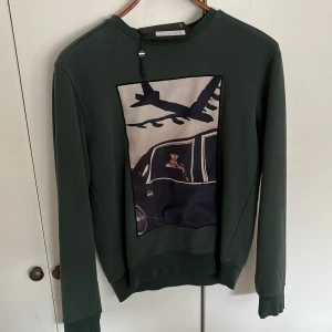 Limitato sweatshirt storlek M  - Säljer nu denna limitato sweatshirt då den inte används något mera. Den är köpt på limitations hemsida och är i storlek M. Är också i bra skick. Skriv för eventuella frågor och bilder 
