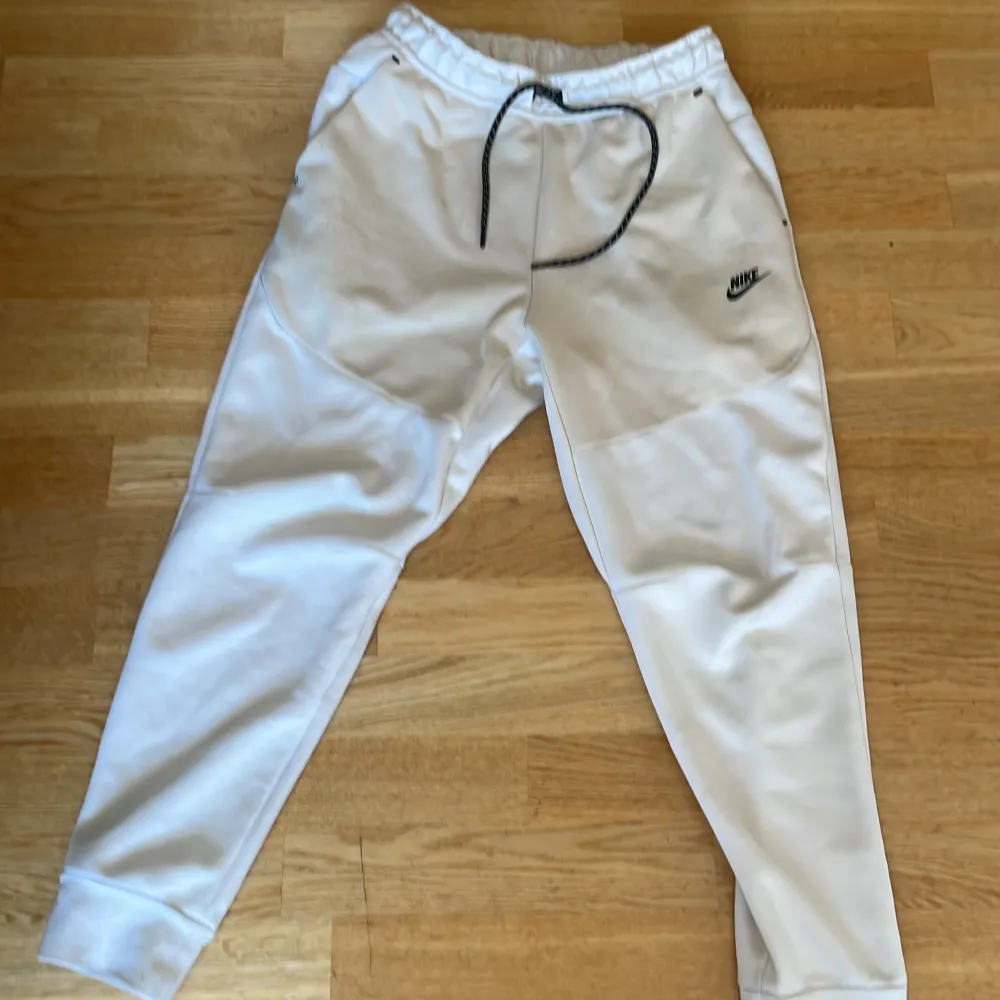 Nike tech fleece det i Strl M, byxor och tröjan ingår. Den är i väldigt bra skick då jag använt den ett fåtal gånger men den var för liten. Om du ser nåt märke på bilderna så kan det lätt tvättas bort i tvätten. Om du är intresserad kontakta mig.. Hoodies.