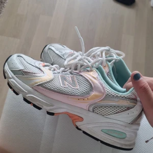 New Balance 530 - Letar helst efter någon som vill byta dessa mot samma skor fast i annan färg! De är supersköna men jag letar efter mer diskreta färger tex vit, grå, grön, blå etc. Hör av er om ni har! 