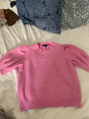 Vero moda tröja i rosa - Jag säljer min trendiga vero moda tröja i L men den passar en M beroende på hur man vill att den ska sitta. Den är i nyskick och det är inget fel med tröjan, jag köpte den ny för 279 för mindre än en månadsen💕