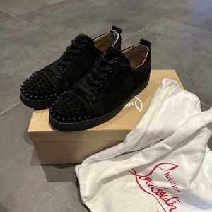 Louboutin skor - Size 41,5 sitter som 42,5. Fysiskt kvitto och allt original förutom extraspikar finns. Mycket bra cond, enda defekten (bild 3) syns ej utifrån. Sulorna är i bra skick då andra sulor har använts. Skriv om ni har frågor!