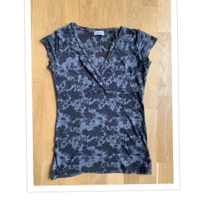 Söt topp  - Söt urringad svartgrå-mönstrad topp från pimkie i strl s