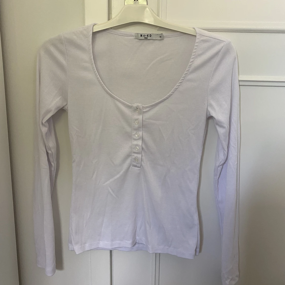 Vit topp med knappar