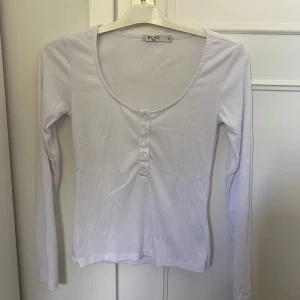 Vit topp med knappar - Vit topp med knappar