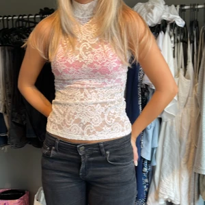 Spets topp  - vit spets topp från Gina Tricot i xs