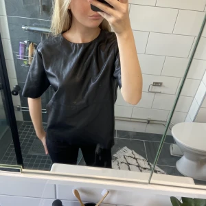 Topp - Skinn t-shirt som tyvärr inte kommit till användning från Carin Wester ❤️