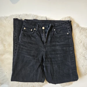 Jeans - Jeans från weekday som tyvärr blivit för små. Bra skick!