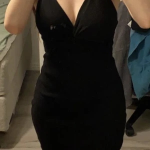 Svart elegant klänning🖤 - Jätte fin svart medellång klänning med twist i fram🖤 Den är även väldigt töjbar så den sitter tight på kroppen🖤