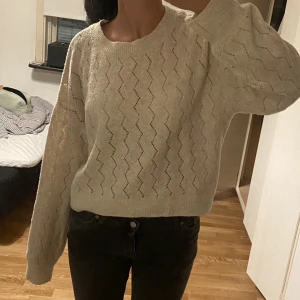 Stickad tröja - Beige stickad tröja från Vero Moda i storlek m