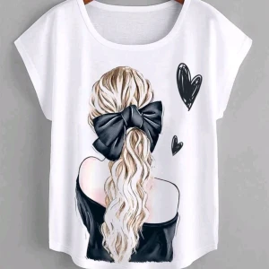 Enkel T-shirt - Enkel vit blus med korta ärmar med vackert tryck.  Lite använd men i mycket fint skick.