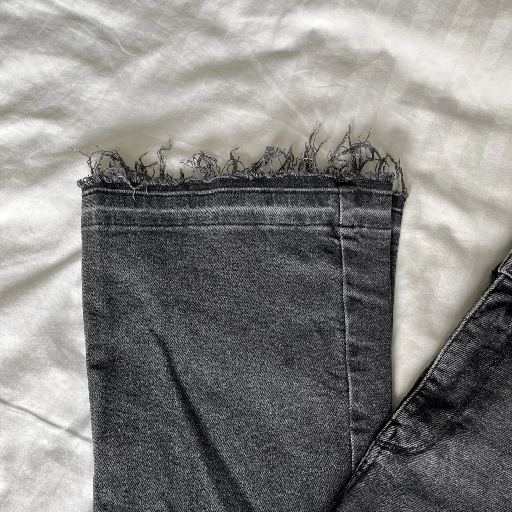 Mörkgråa bootcut jeans från Ginatricot. Sprättat upp sömmen längst ned för att få dom längre (se bild 3). Jag är 173cm. . Jeans & Byxor.