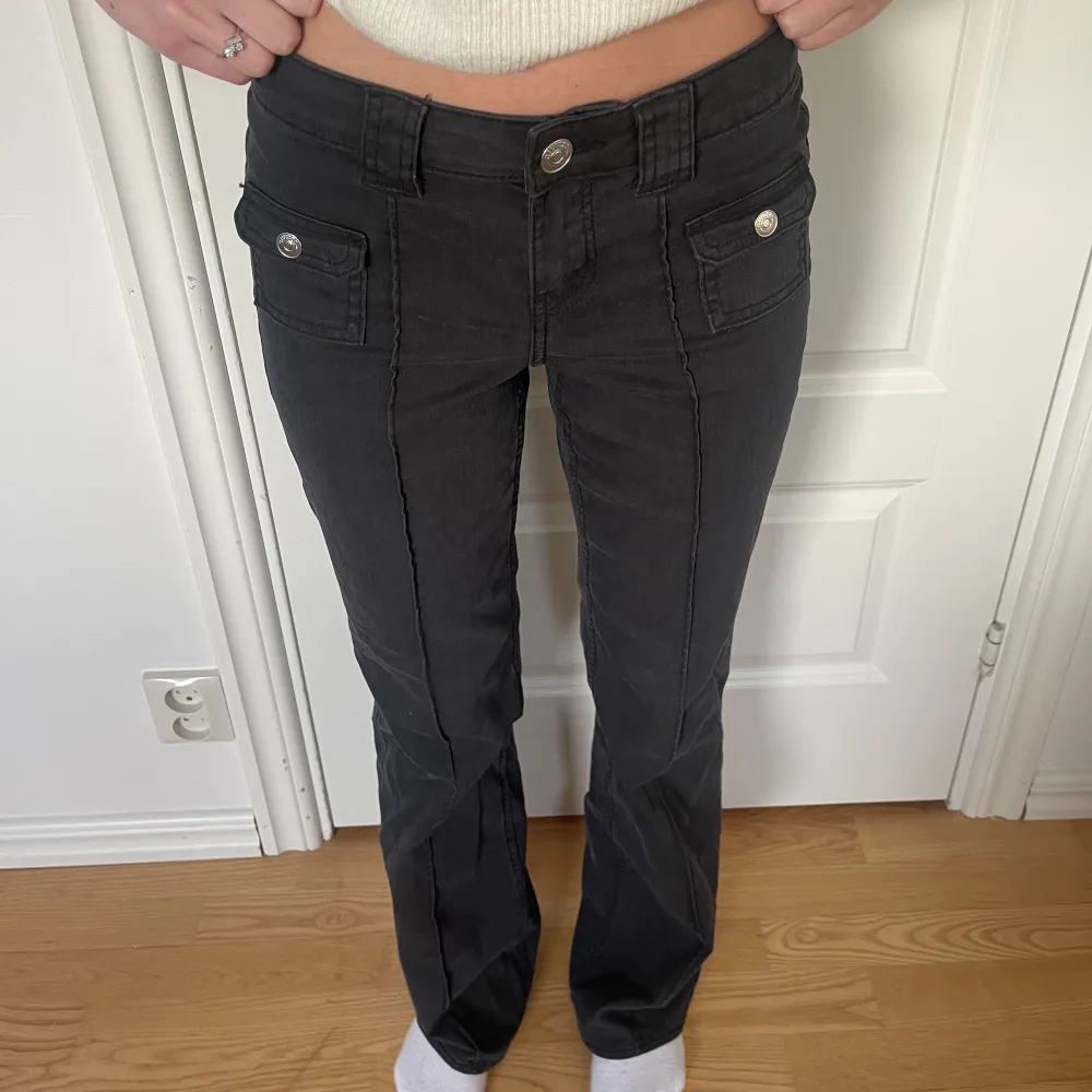 Helt slutsålda byxor från hm low waist och cargo inspererade🤝 skriv vid evu frågor!  Om fler intresserade = budgivningen ❤️‍🔥. Jeans & Byxor.