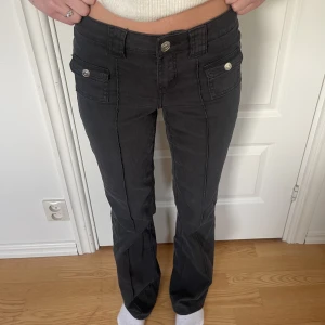 Low waist - Helt slutsålda byxor från hm low waist och cargo inspererade🤝 skriv vid evu frågor!  Om fler intresserade = budgivningen ❤️‍🔥