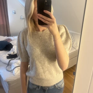 stickad tshirt  - stickad tshirt från vero moda💗 nästan aldrig använd