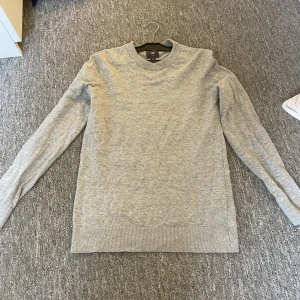 Grå tröja  - Säljer min grå stickade tröja då den ä för liten, använd 1 gång (obs billigare vid snabbare affär)