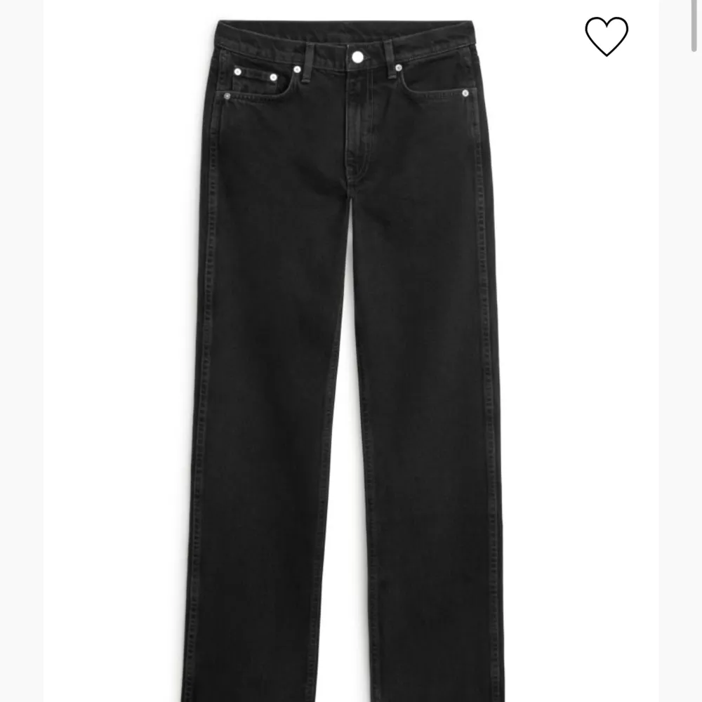 Raka jeans från arket och bra skick!! Modellen heter straight Storlek:28  midjemått:74cm  längd från grenen:80cm  🩰🐇. Jeans & Byxor.