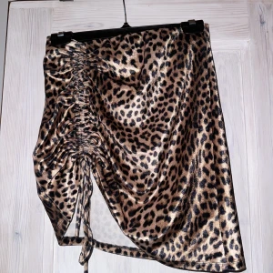Kjol - Kjol från märket IVYREVEL som numera inte finns kvar. Kan göras kortare och längre med knyte. Bild 3 är mest rättvis för hur tyget ser ut, kjolen heter ”Velvet mini skirt” 