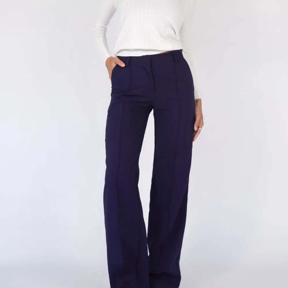Trendiga kostymbyxor från venderbys. Jättefina i Nyskick, endast använda 2ggr, ordinarie pris runt 800, hör av dig vid frågor:) kan sänka priset vid snabb affär! . Jeans & Byxor.