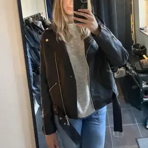 En Missguided skinnjacka😍🙌finns defekter, små grå prickar på armarna (se bild 3) kanske går bort om man rengör den har inte testat själv men annars jättefin!!💞🫶🏼