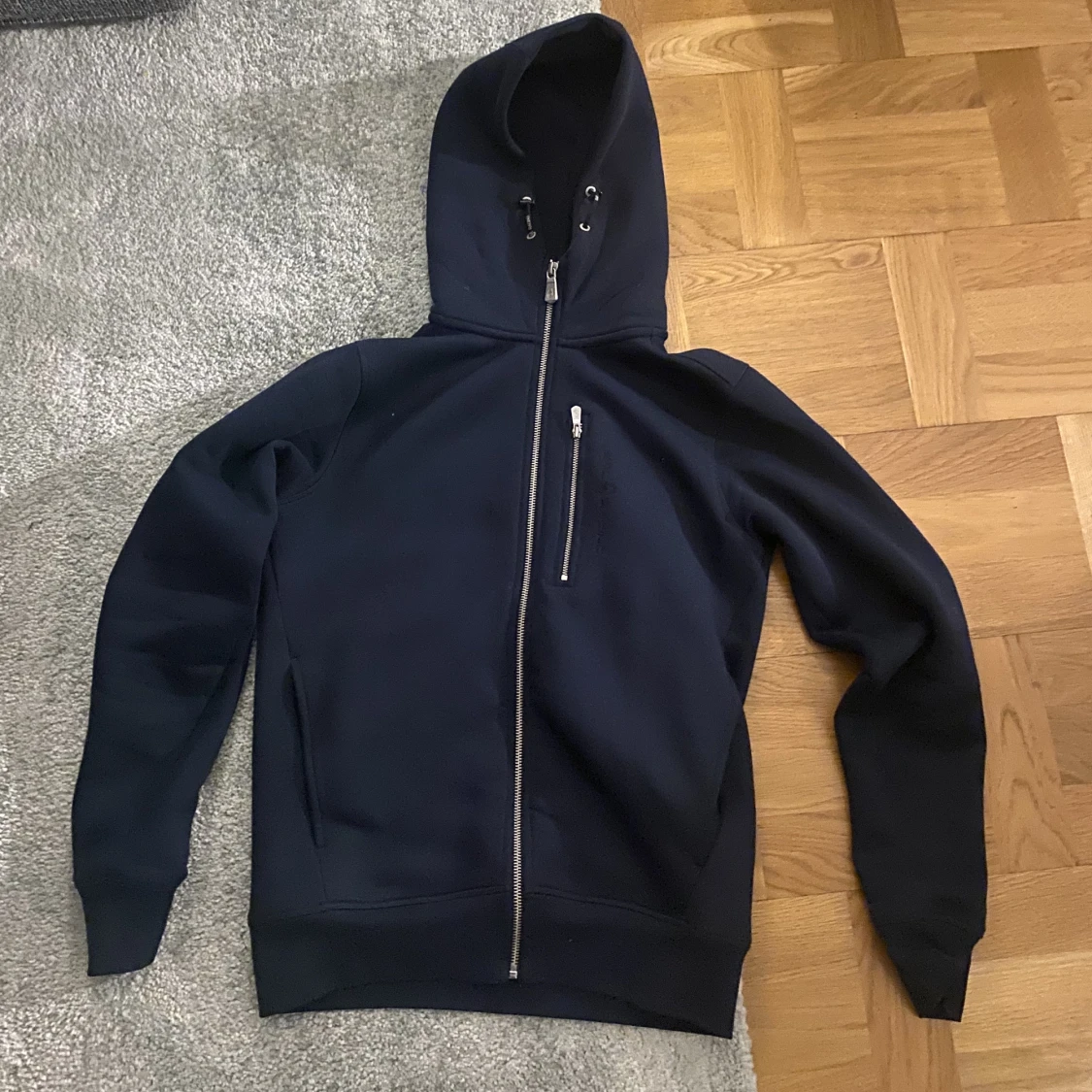 Snygg mörkblå sail racing zip i hög och bra kvalitet och skick i storlek xs, killen på bilden är 170 och den passar perfekt. - 91