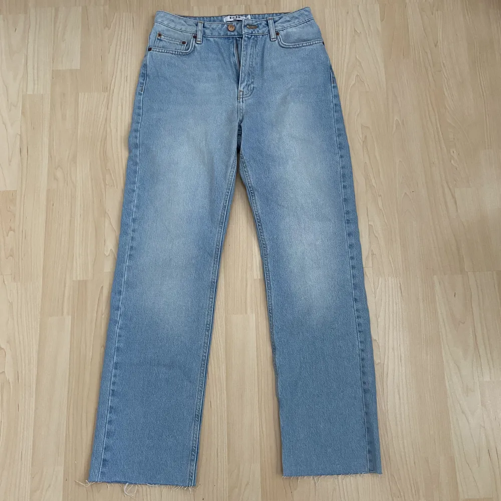 Super fina jeans från NA-KD som tyvärr inte sitter så bra som jag hade velat. Använda 1 gång. Jeansen är lite mörkare blå färg än på bilderna från sidan💕.. Jeans & Byxor.
