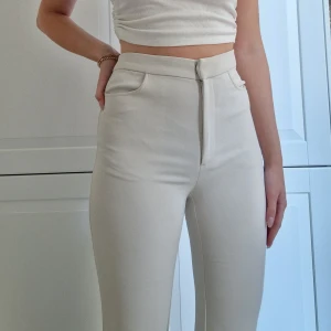 Kostymbyxor - Beiga kostymbyxor från Weekday. Storlek 36 men aningens små så skulle säga att dom passar 34.  Använda max 2 gånger, nyskick.