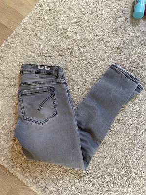 Ett par riktigt schysta dondup jeans i grå färg, skick 9/10 Ställ gärna frågor👏🏻👏🏻
