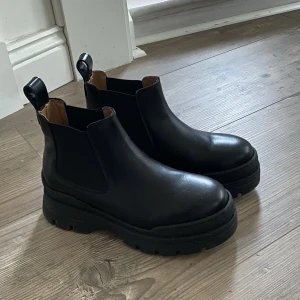 Chelseaboots från Other Stories - Använda 2-3 gånger, skulle säga att de är något stora i storleken. Skulle ev passa en mindre 37:a. Köpta för 1600 kr. Pris går att disskuteras