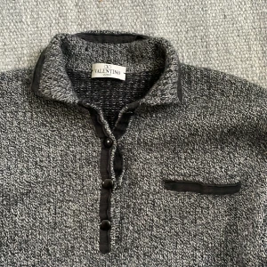 Valentino knit - Sjukt fet valentino knitwear! Gammal vintage tröja i size S skulle jag säga! Mer åt damhållet