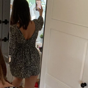 Blommig/mönster backless klänning med volang  - Hejsan! Säljer nu denna super snygga klänningen med volang i blommigt mönster. Den är i jättebra skick och säljes då jag inte använder den mycket alls. Man kan ha den åt båda hållen, se bilder, så antingen backless eller V-ringad framtill. Storlek XS/S. 🩷