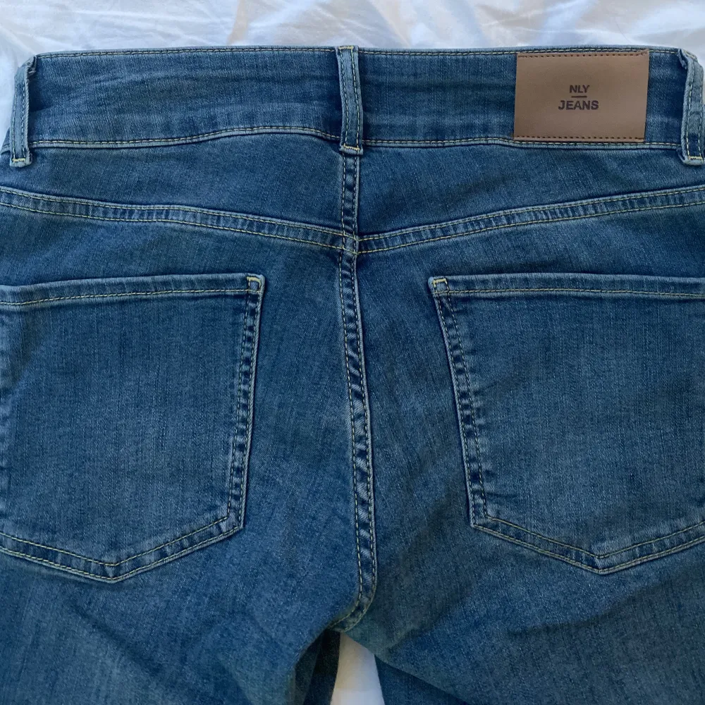 Blåa lågmidjade jeans med dubbelknapp (bootcut). Strechigt bekvämt material som inte alls åker ner. Använt 1 gång, storlek 38. Ordinarie pris 699:- säljer dom för 400:- plus frakt. Jeans & Byxor.