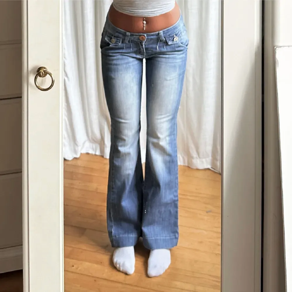 Säljer dessa jeans köpta här på Plick 💗 midja 76 innerben 75 🫶🏽skriv om ni undrar något 💕. Jeans & Byxor.